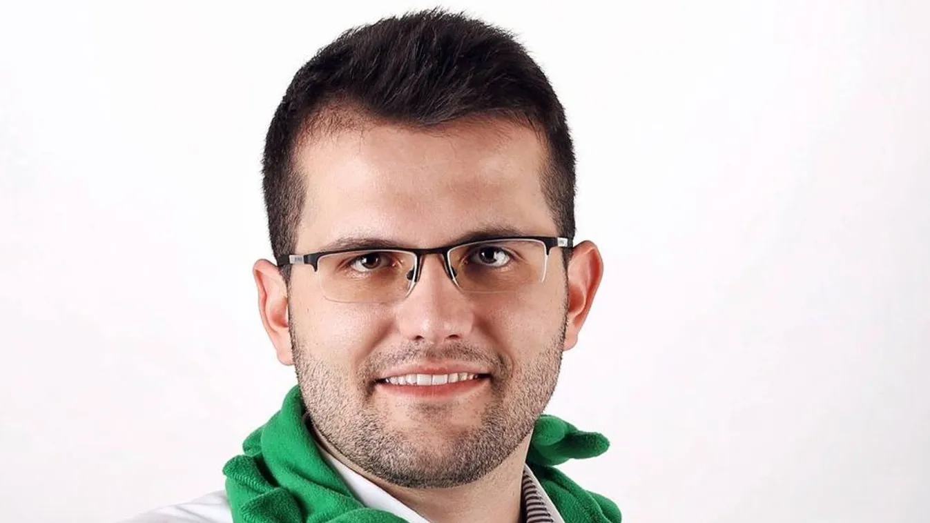 Nézd csak, kinek a fotója látható dr. Novák Hunor oltásigazolásán!