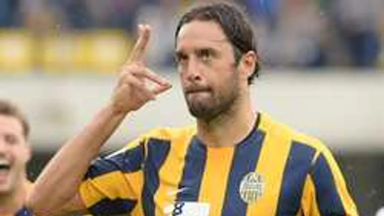 Huligánok törtek a világbajnok futballsztár életére