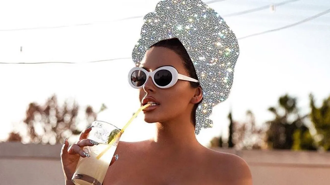 Öltözködés közben készült toplesz fotó a tetovált lányról