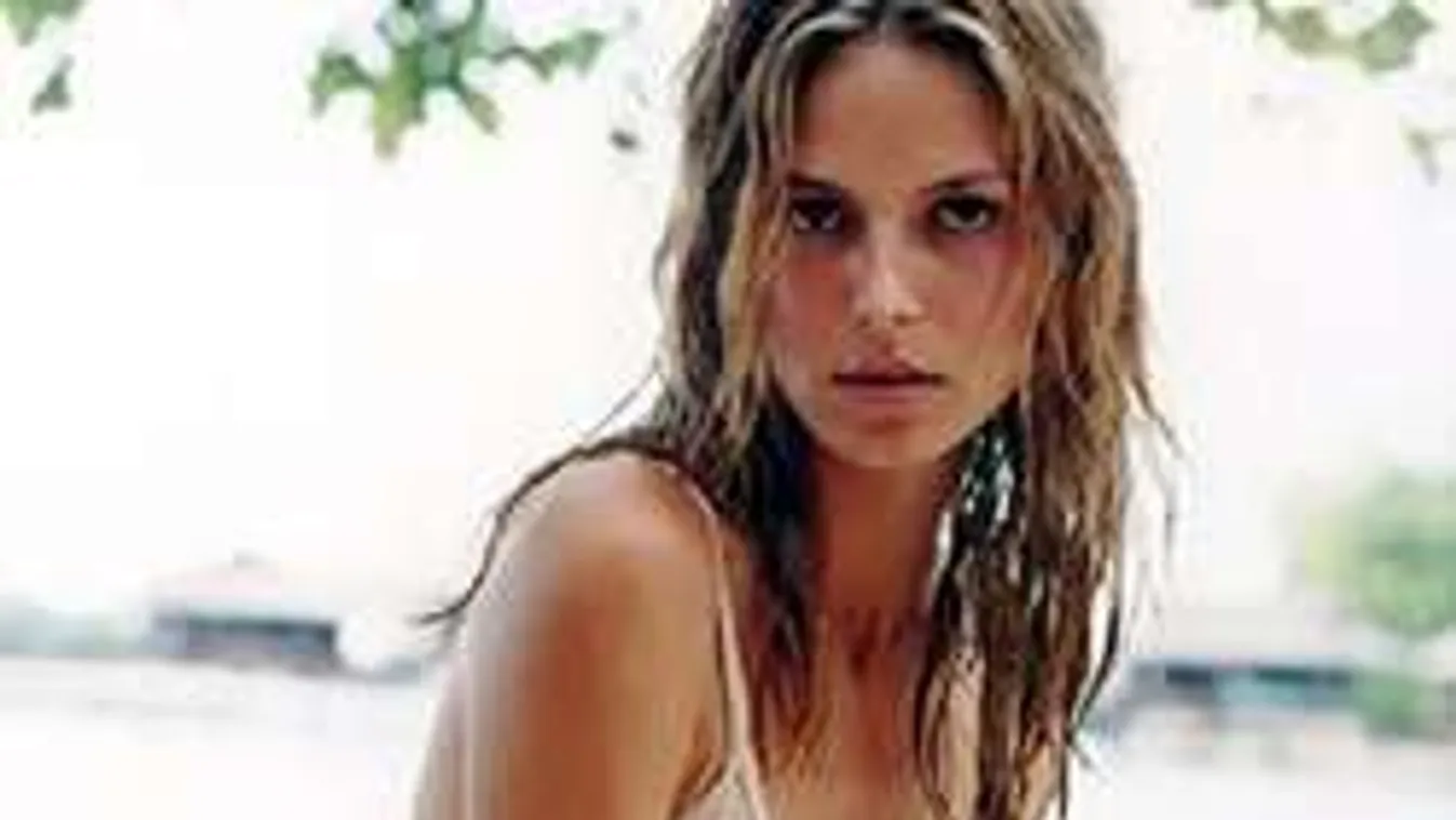 Kamerák előtt vett meztelen fürdőt a világ egyik legjobb nője