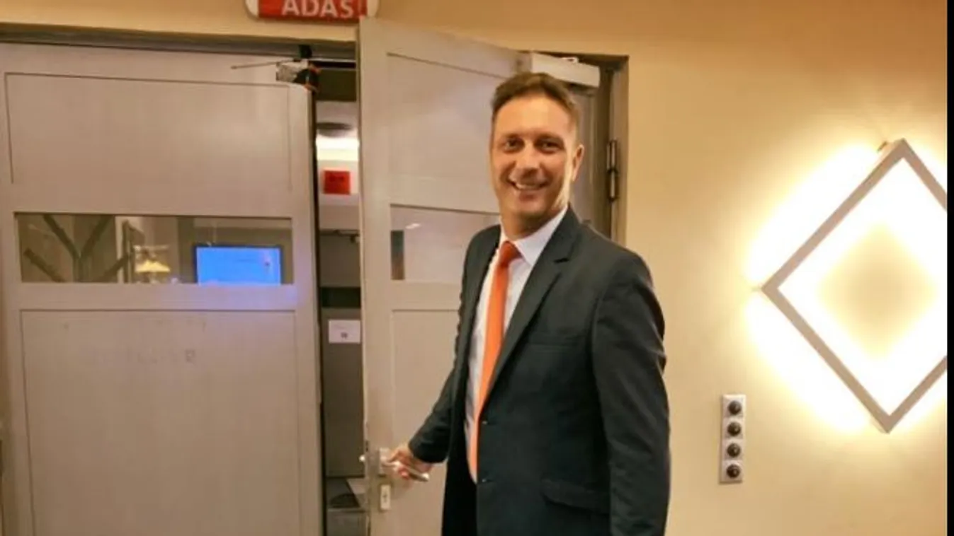 Meglepő, hol fotózták le kisfiával a Tények műsorvezetőjét