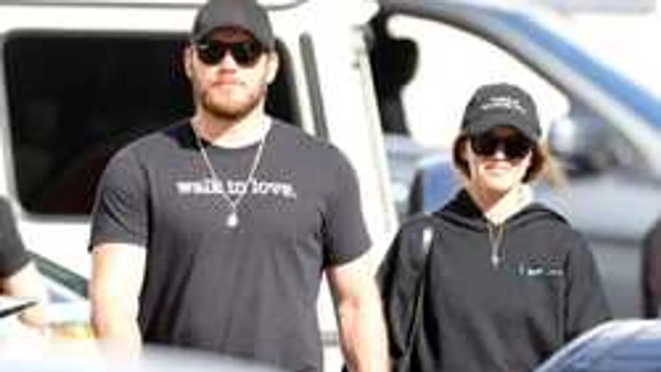 Örömhírt közölt az elvált sztárapuka: eljegyezte Schwarzenegger lányát