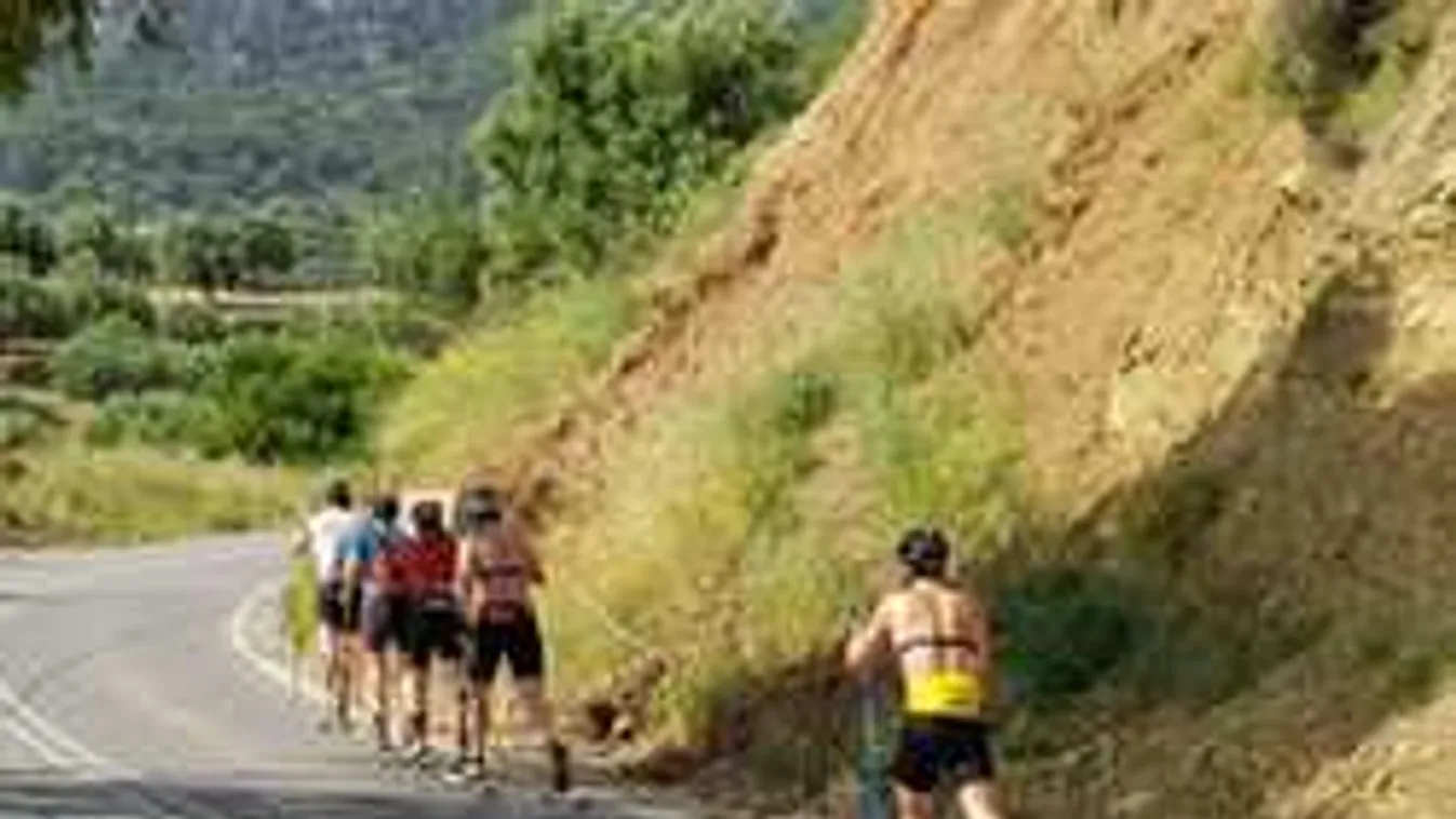 Se gatya, se más: pucéran ugrált a hegyen egy csapat sportoló