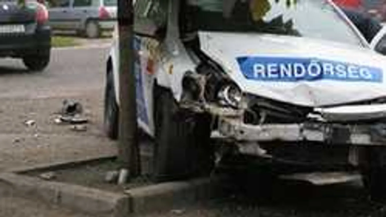 Figyelem, veszély: rengeteg a karambol a köd miatt, rendőrségi autó is ütközött