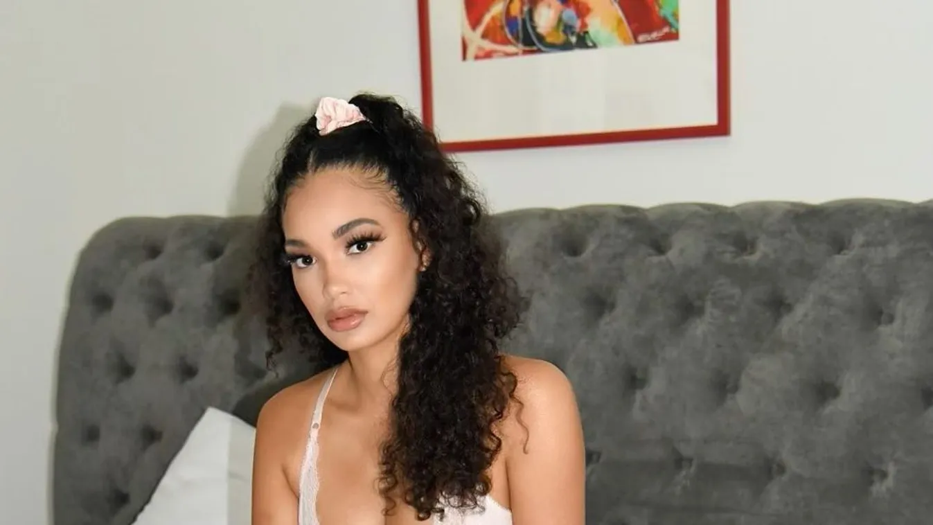 Meztelen keblek, apró bugyiban terpeszt a nagy mellű dokinő