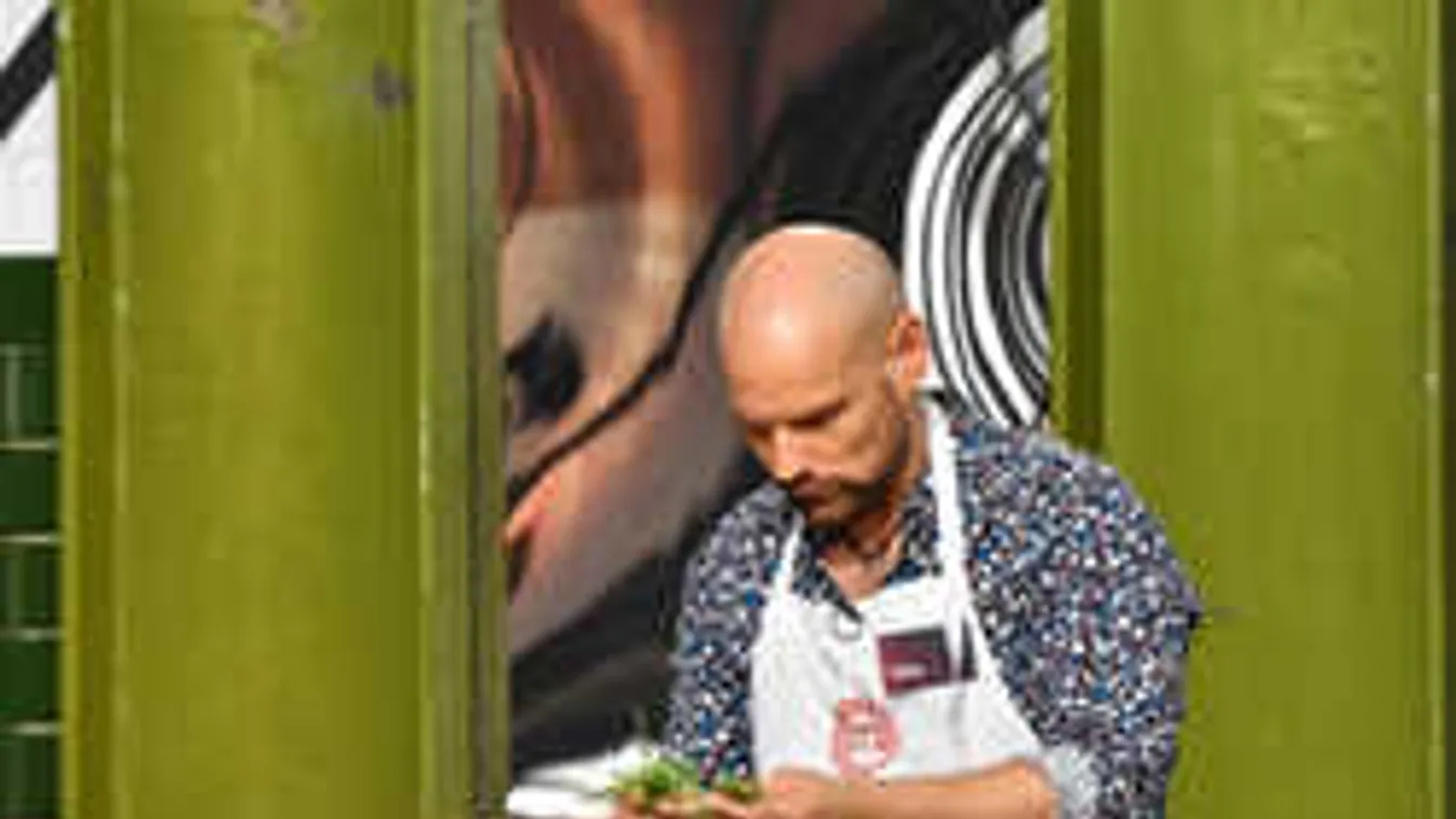 Drámai pillanatok a stúdióban: Összefogtak a magyar énekesért