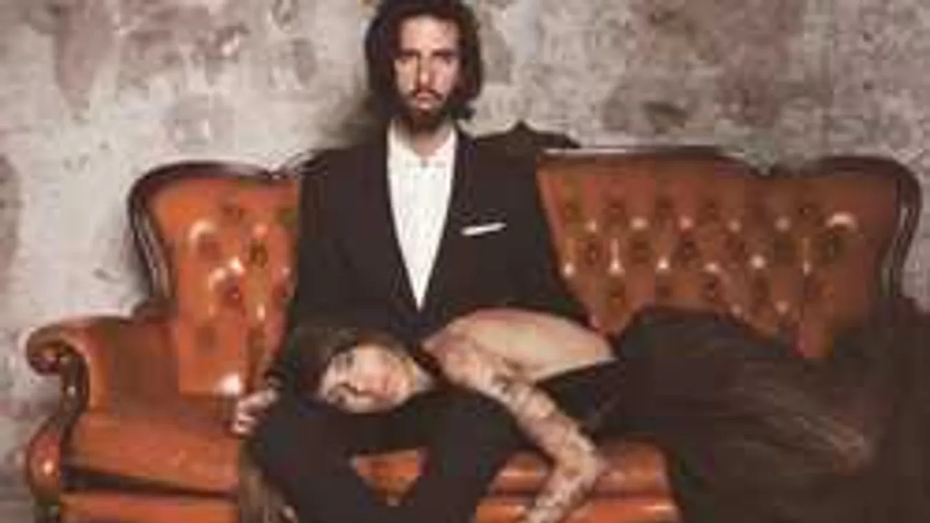 Rendőrök kapcsolták le Varga Viktort és Cinthyát éjszaka az Andrássyn