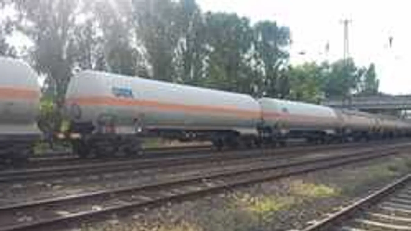 Borzasztó tragédia: vonat légáramlata okozta az 1 éves kislány halálát