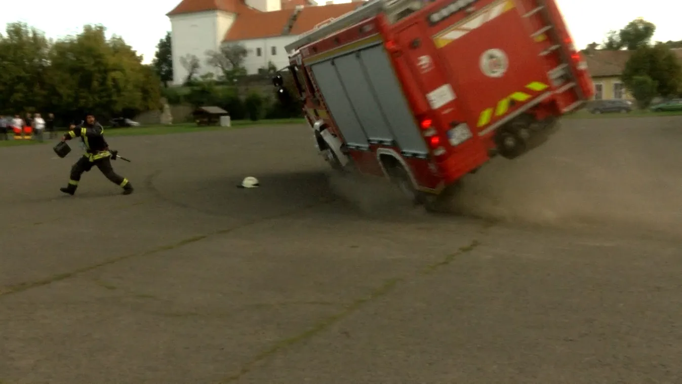 Drámai fotó: a váci tűzoltók bemutatója közben történt baleset, sérültek is vannak