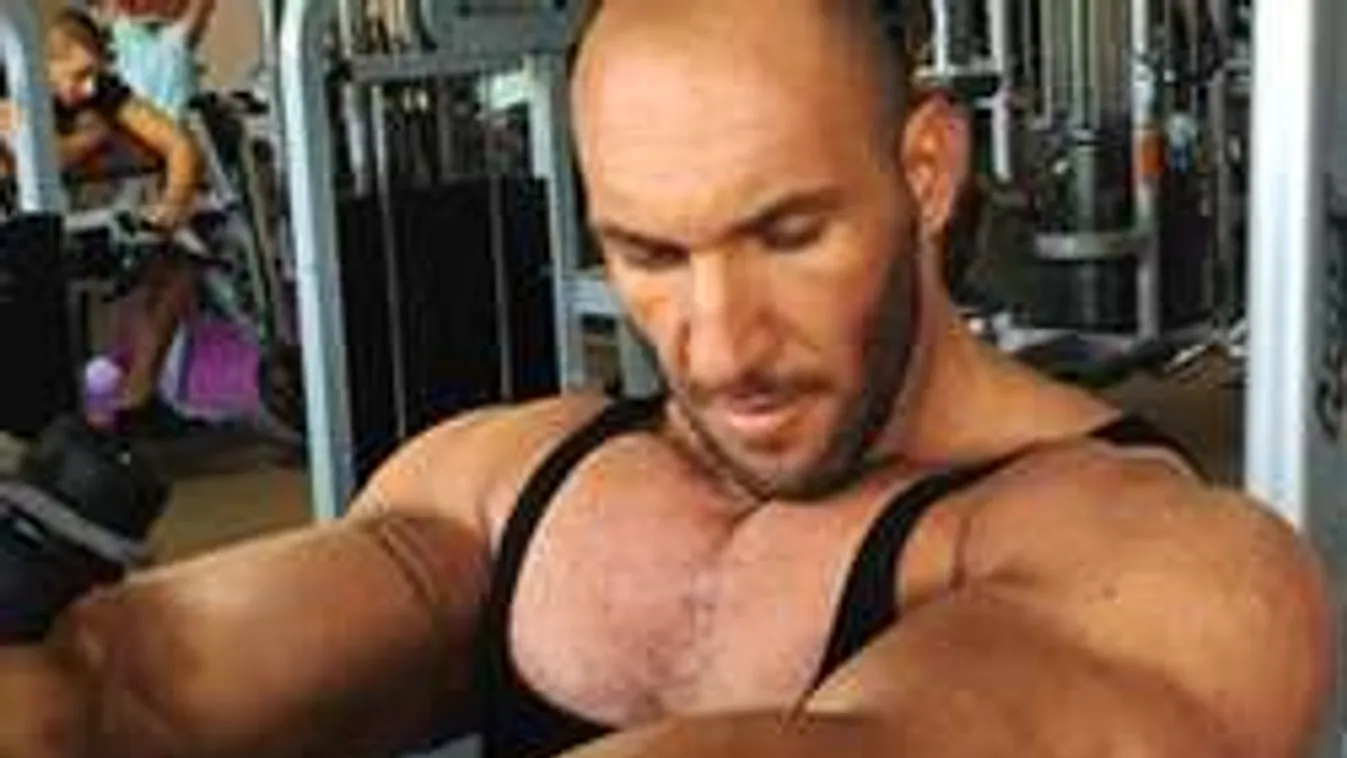 Így tanítja úszni kislányát a kigyúrt testű Berki Krisztián!