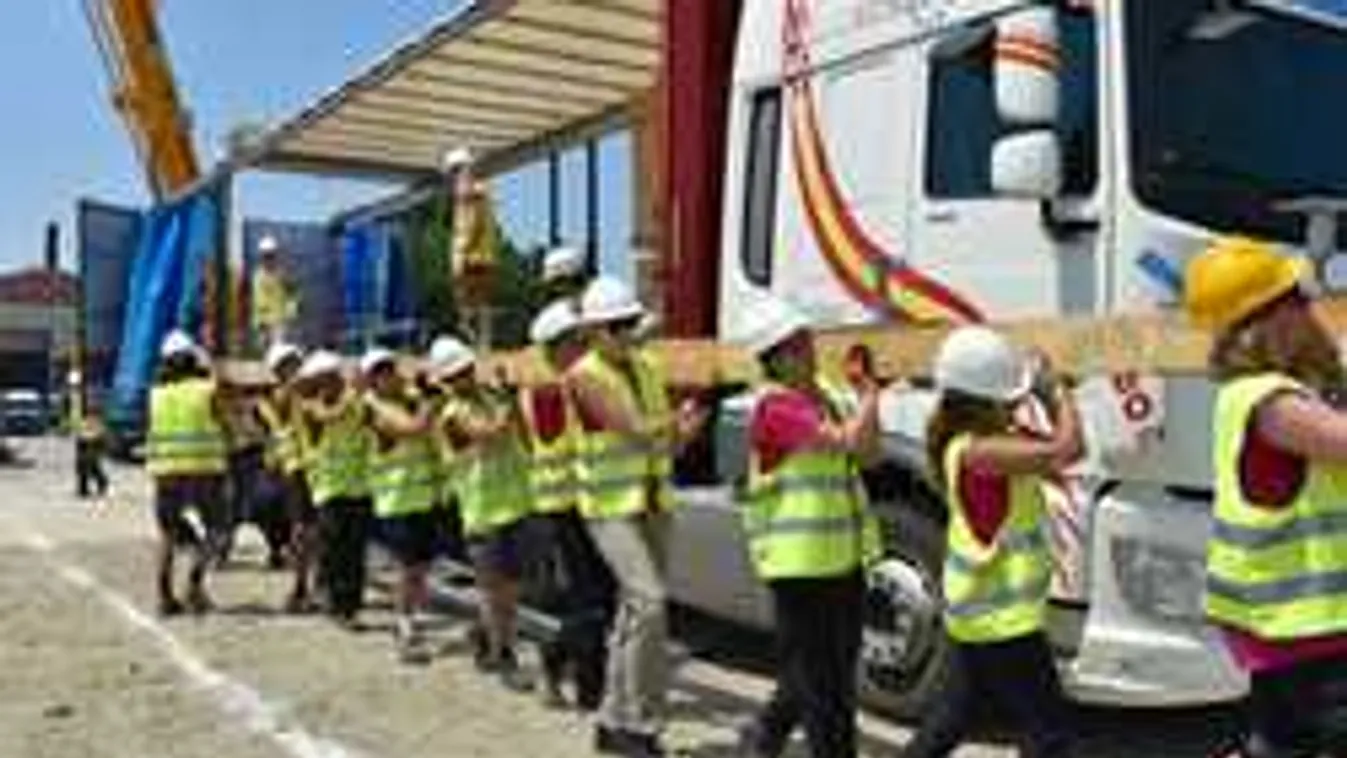 Több száz egyetemista építi a jövő házait a szentendrei szoláris faluban