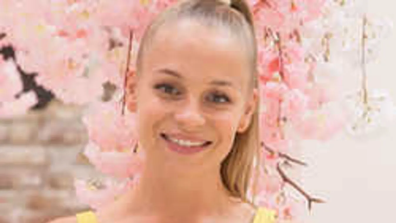 Apró bikiniben gömbölyödik Iszak Eszter melle