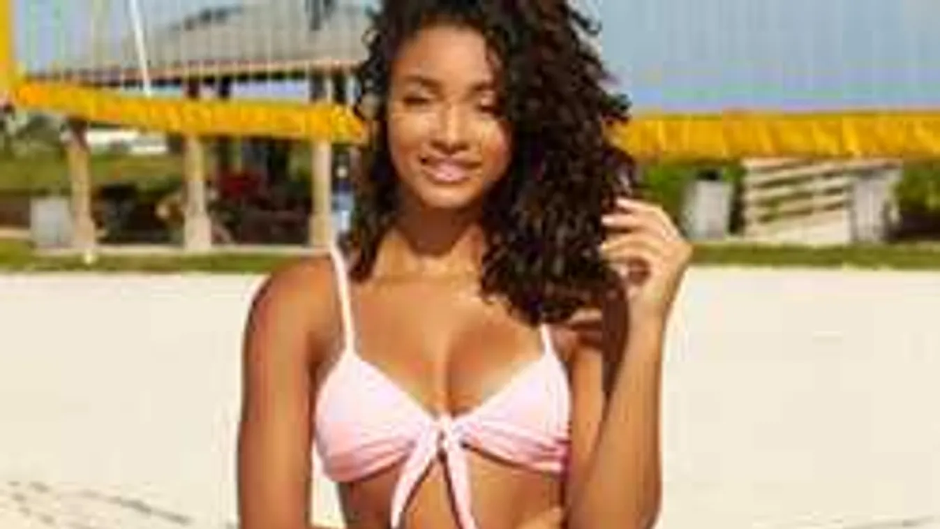 Hihetetlenül formás melleivel pózol a dögös szurkolólány