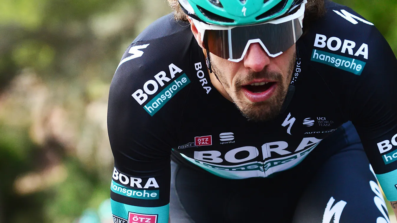 Borzalmas baleset érte az országúton a sztárcsapatot