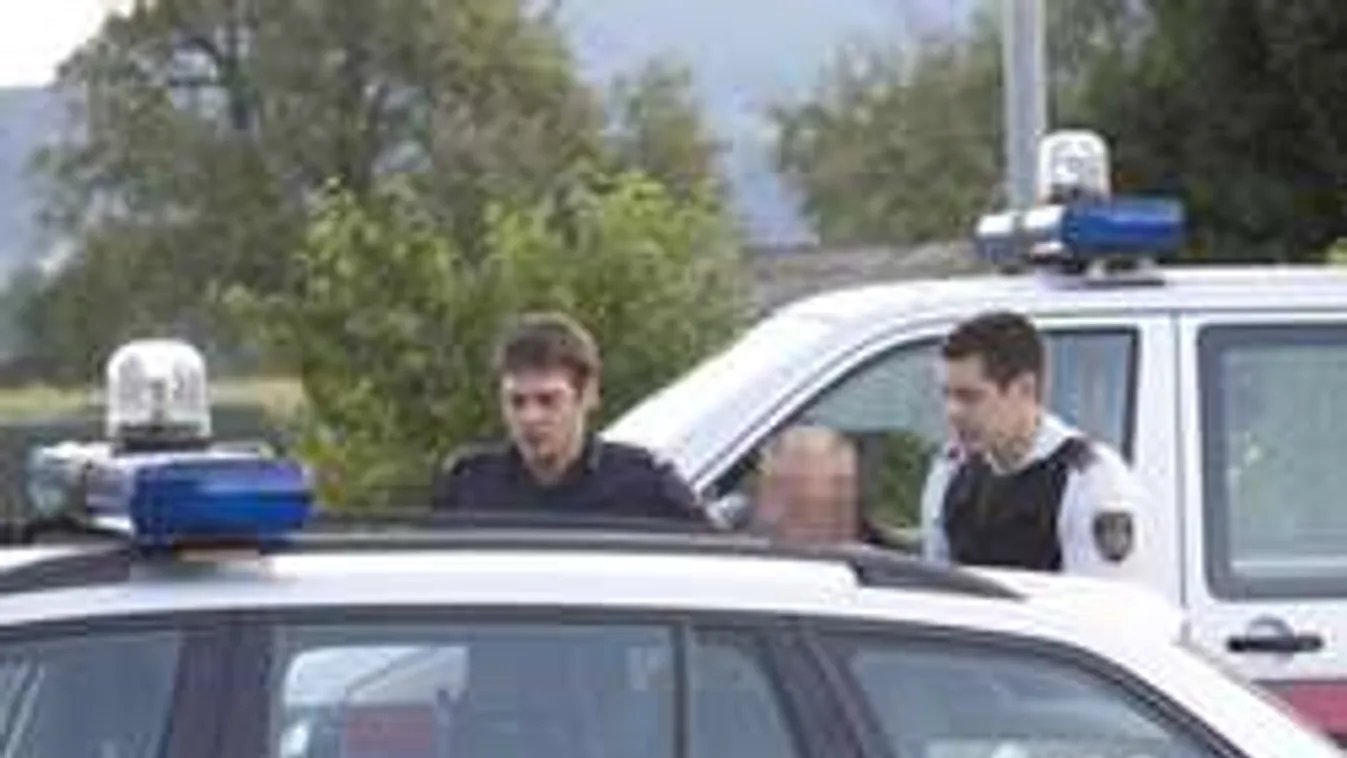 Tiniket késeltek a vonaton!