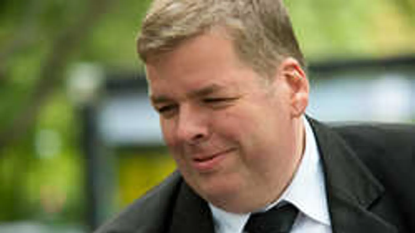 Ismét műsorvezetőnek áll Schmuck Andor!