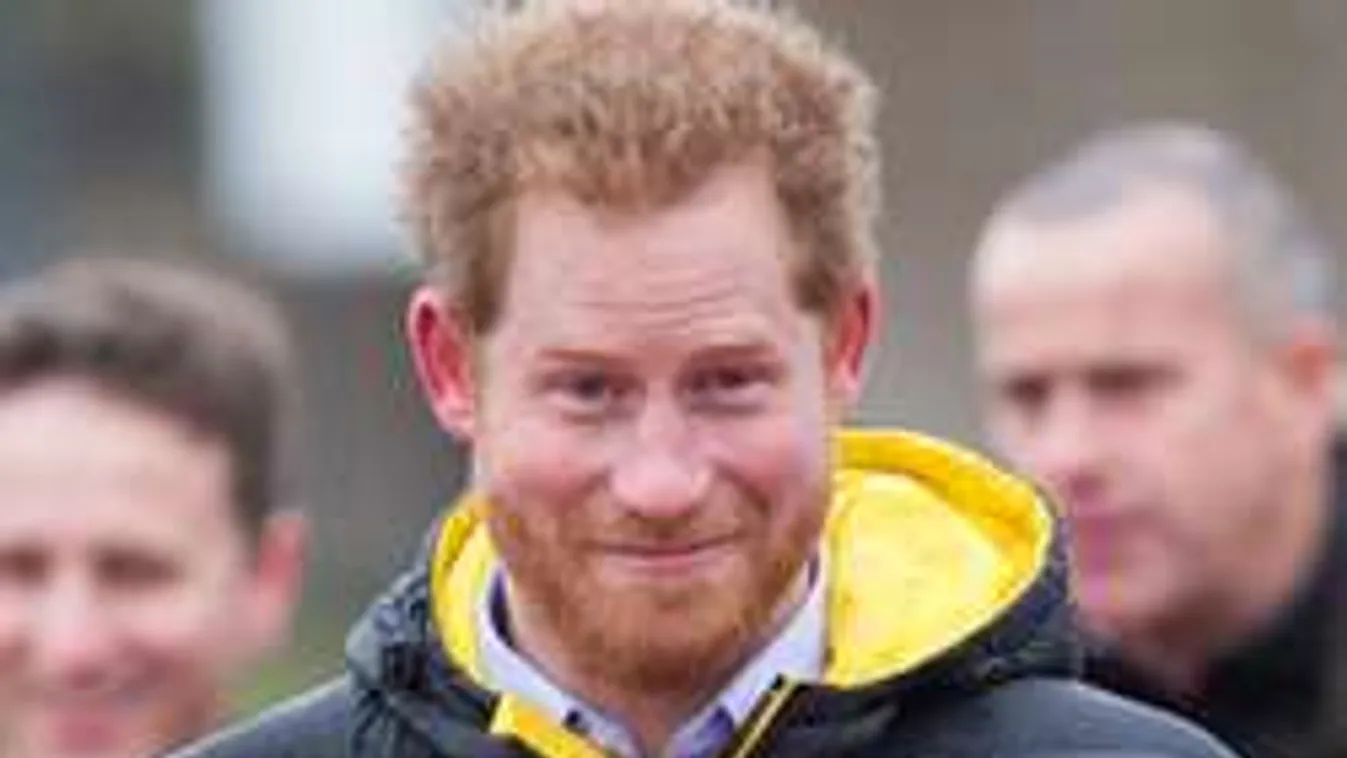 Szőke bombázókkal bulizott Harry herceg