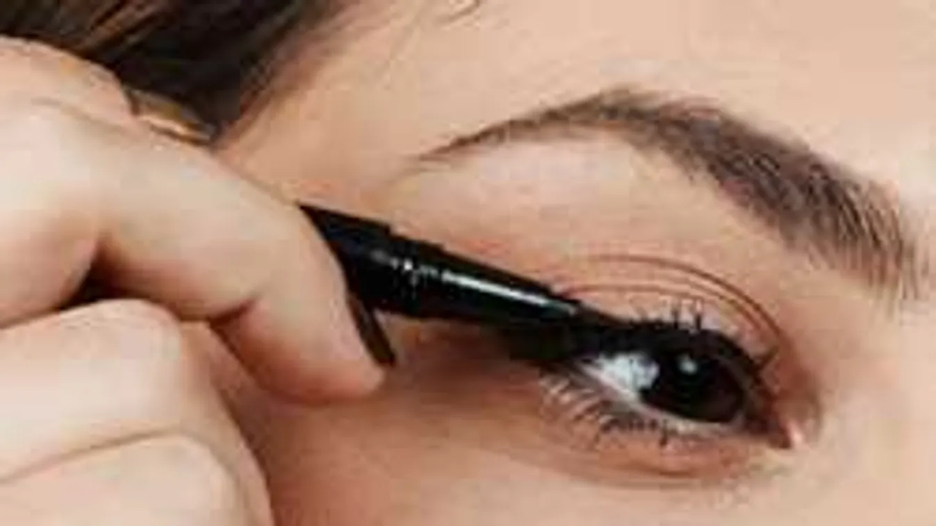 1 perc alatt tökéletes tusvonal: 2017 legnagyobb sminkrtükkje!