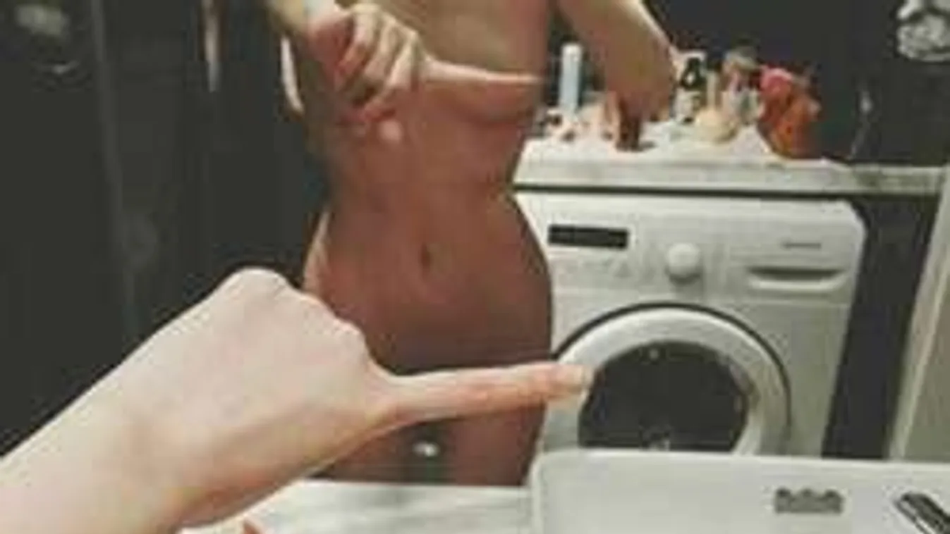 "Ujjazós" meztelen szelfi az új őrület - 18+