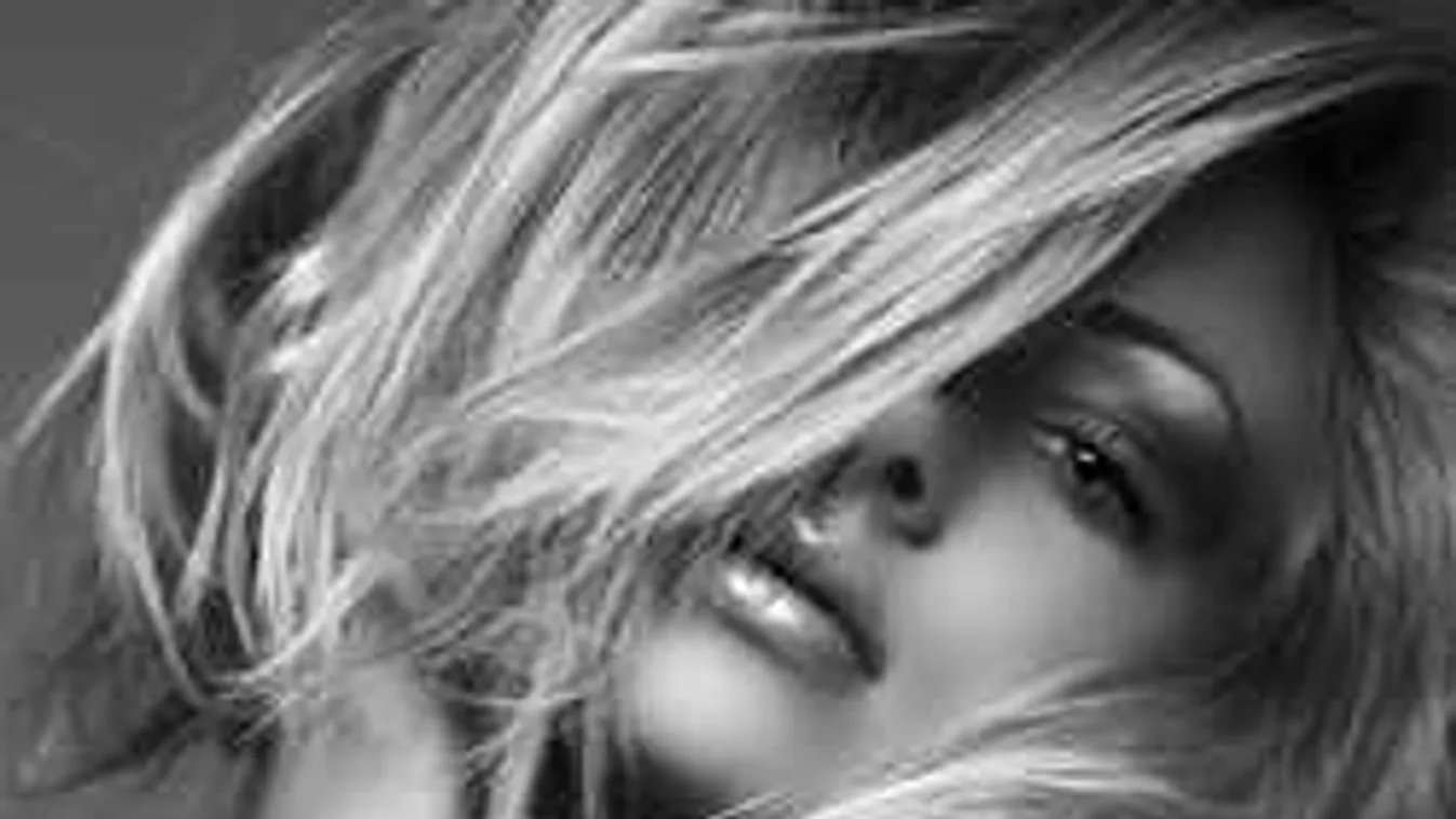 Durva: Előadás közben állt bele a kard a szexi magyar bűvésznő lábába