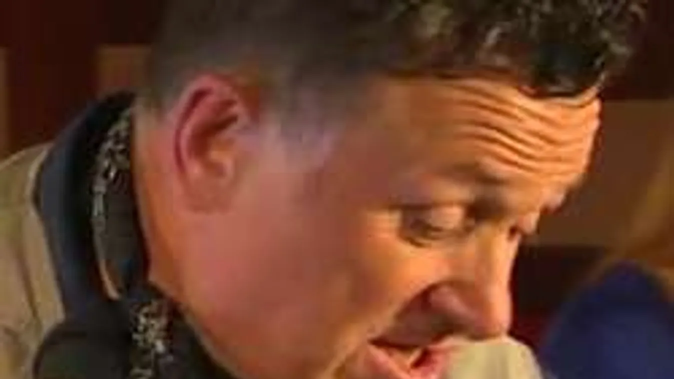 Szenved Lajcsi: Így takarja el a közönség elől tokáját!