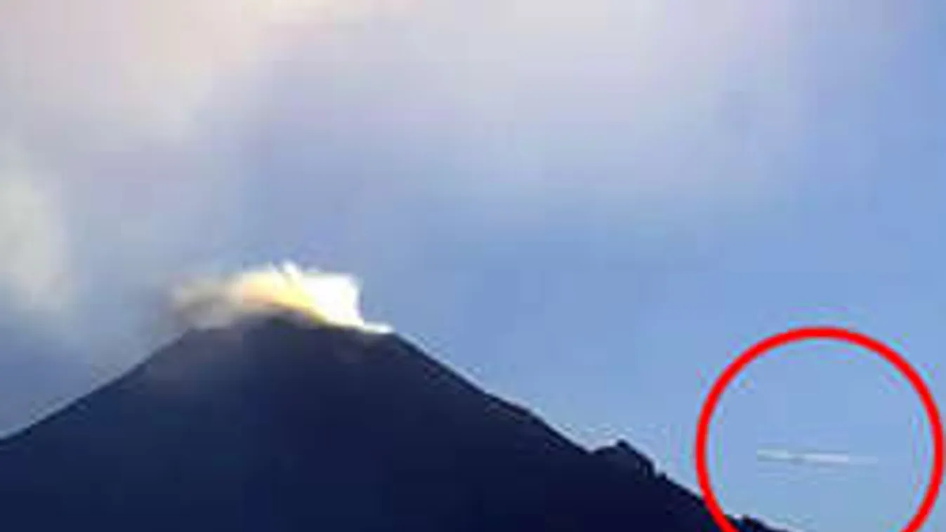Kíváncsi ufót rögzített egy webkamera a kitörő vulkán felett!