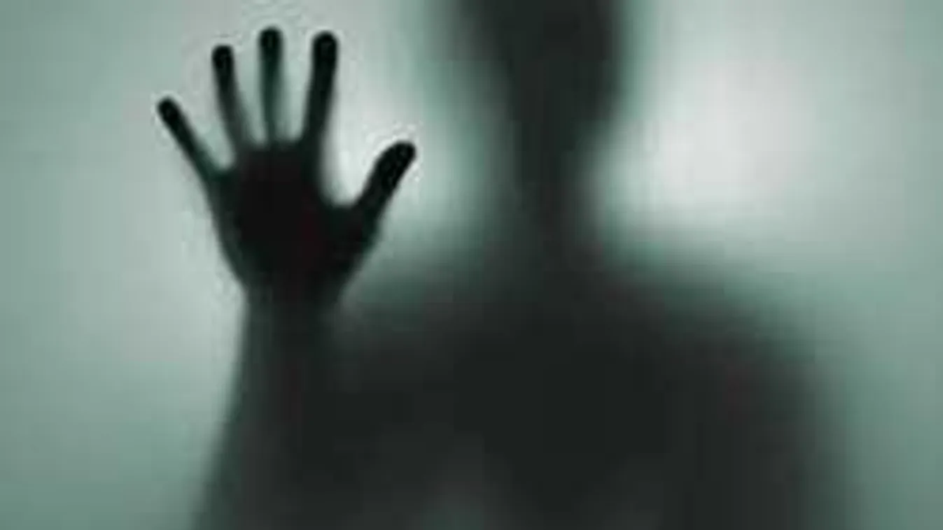 Hátborzongató felvétel, valami rémisztő jelent meg ezen a családi fotón