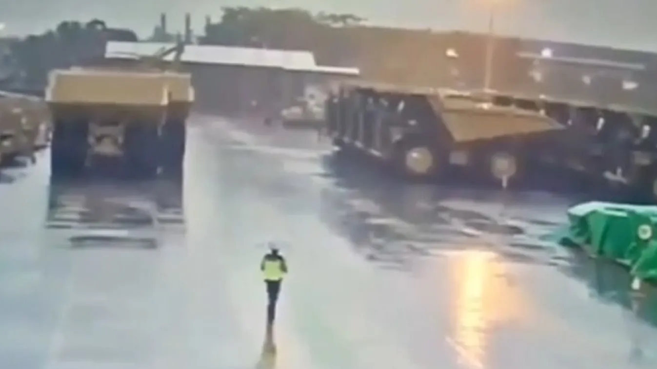 Csak erős idegzetűeknek: itt a videó arról, ahogy villám csapott egy esernyős férfibe