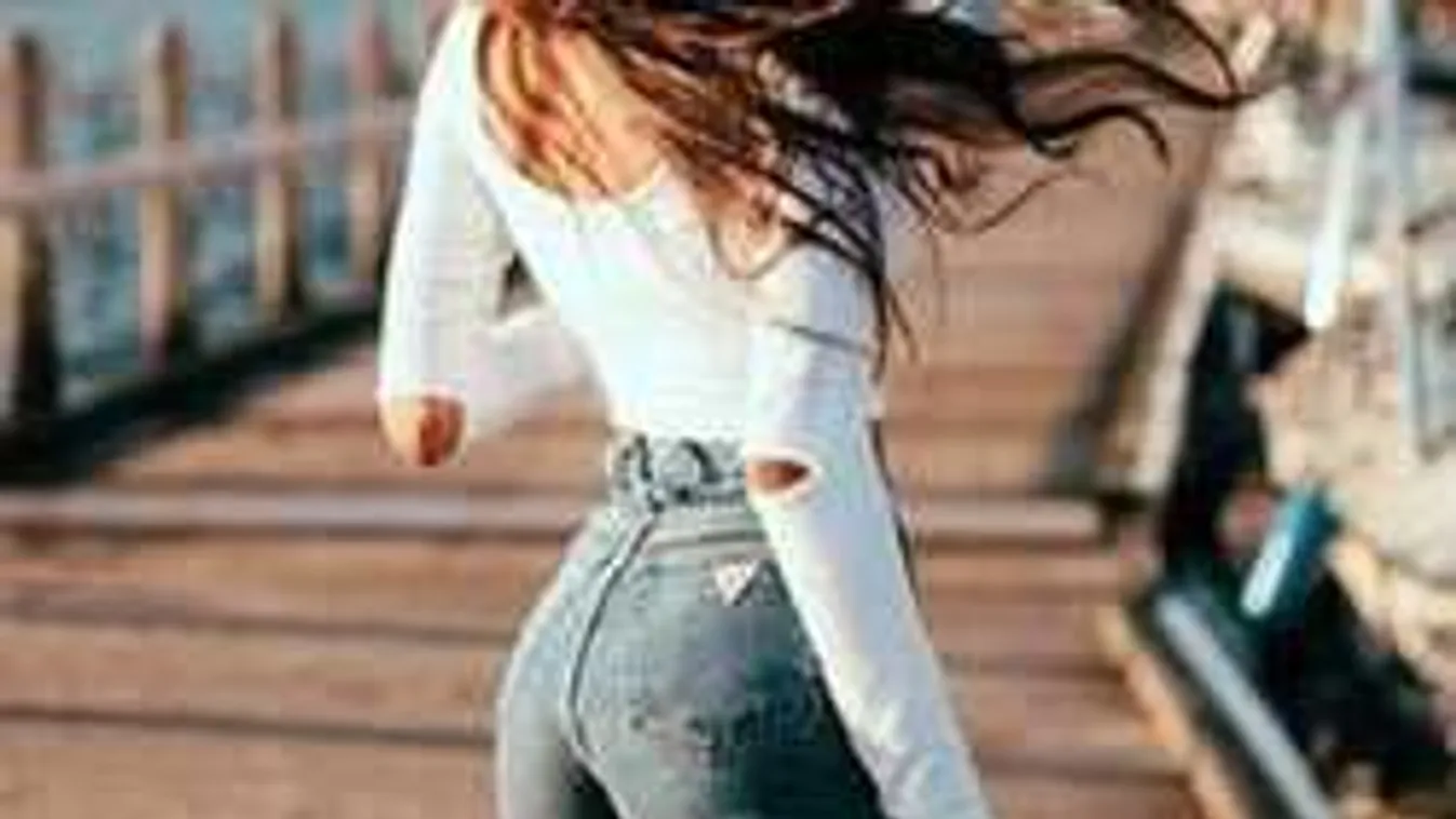 Elképesztően kerek popsit varázsol 2017 nyarán a farmerdivat