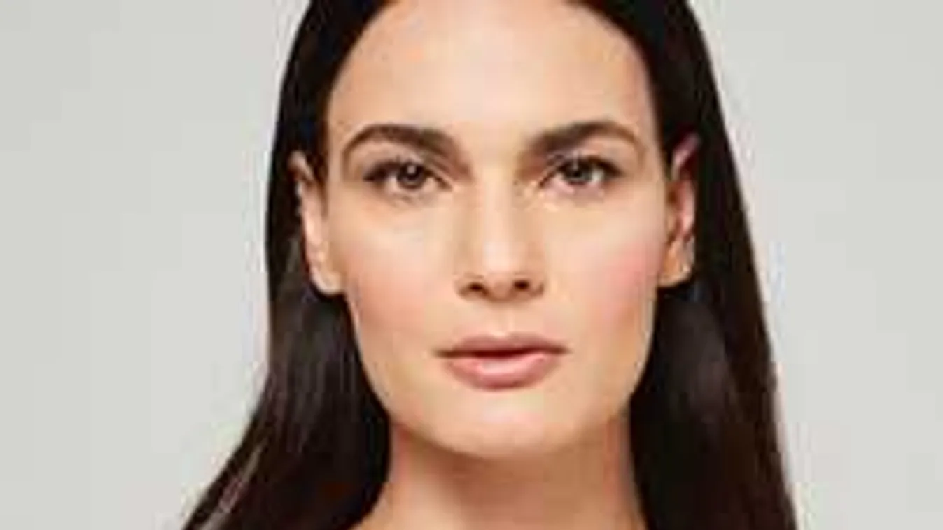 Fájdalmas pucér képet posztolt a magyar bombázó