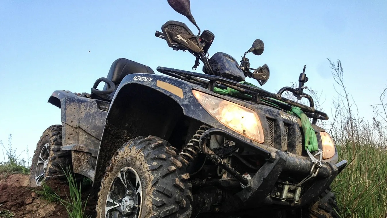 Quaddal hajtott a kisgyerek a tömegbe az óvodai ballagáson, többen megsérültek