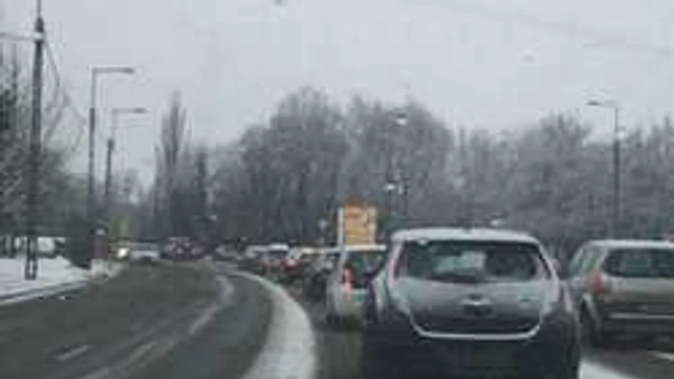 Csúsznak az autók a jeges úton, lépésben halad a sor a főváros felé