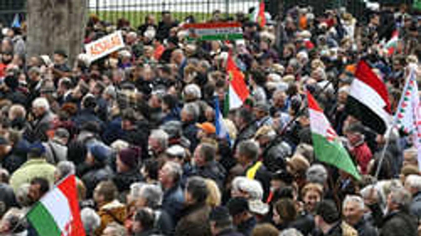 Hatalmas a tömeg a Múzeumkertben, a szabadságharcra emlékeznek