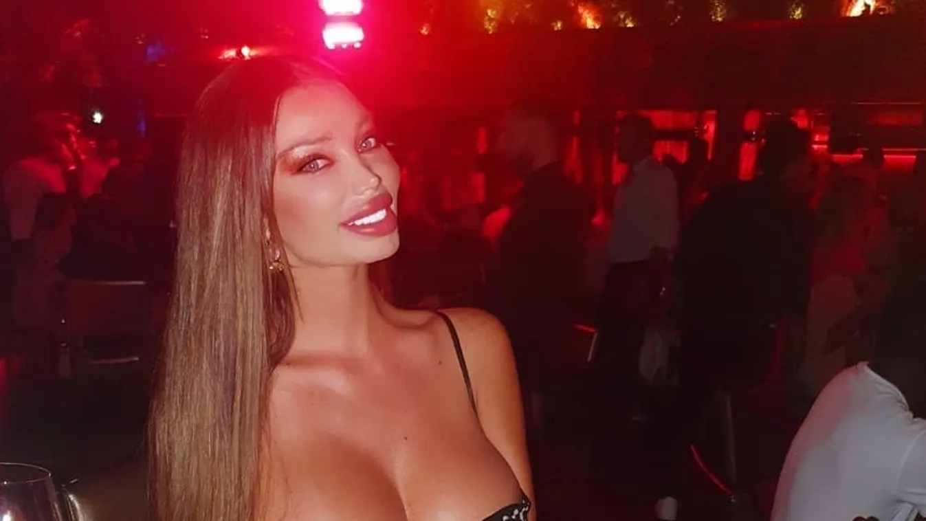 Lecsúszott a pánt, meztelen melleket villantott a vadító műsorvezetőnő