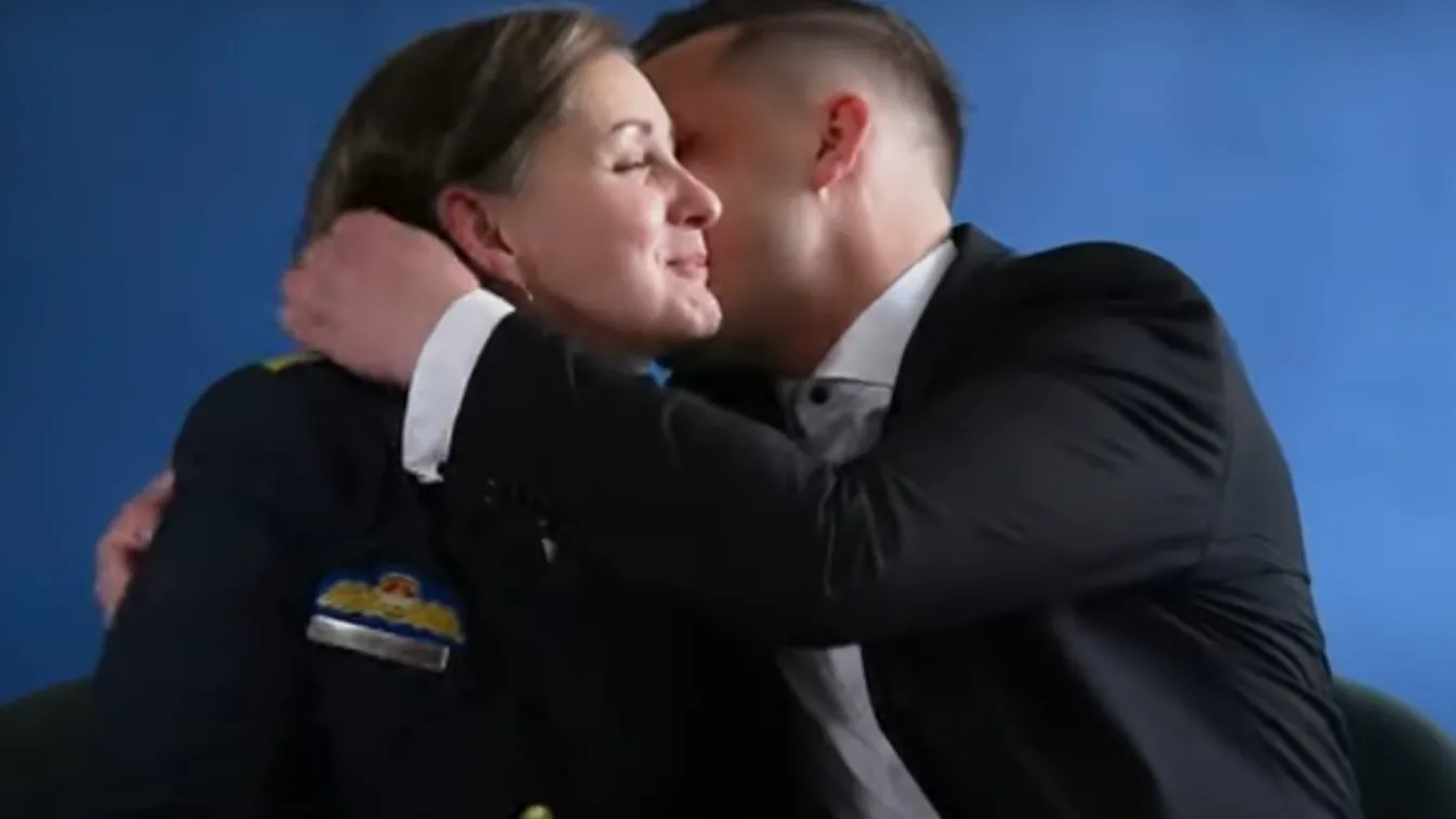 Megkönnyeztük: a rendőrök is felköszöntötték az édesanyákat – videó