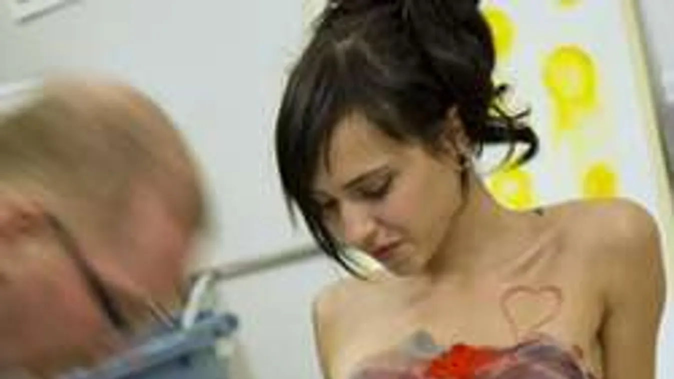 Ennek a férfinak az a munkája, hogy női mellekre fest! Még jó, hogy élvezi - videó