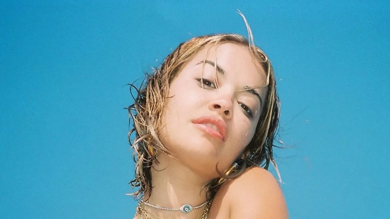 Rita Ora halloween jelmezéhez nem járt bugyi és melltartó, ezért nem is vett fel