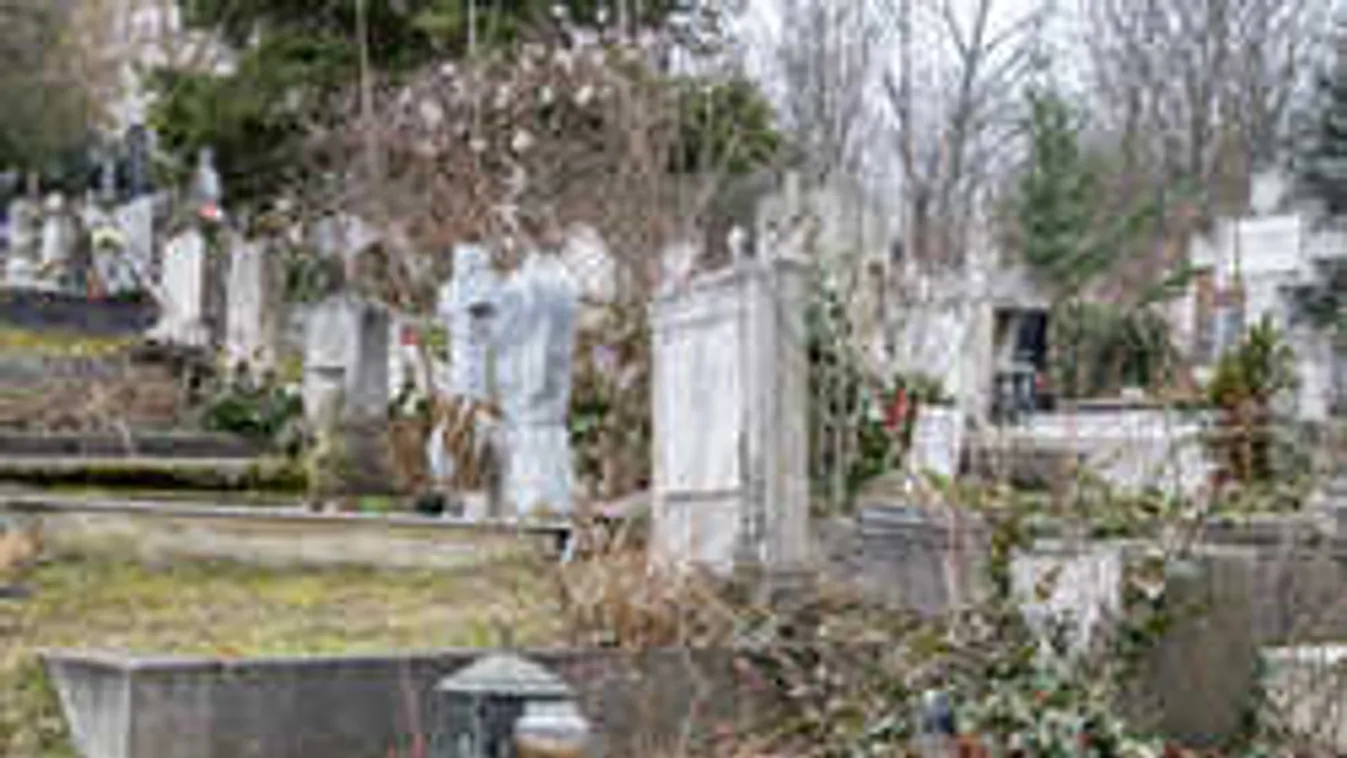 Vérlázító, mire vetemedett a két magyar fiú a temetőben