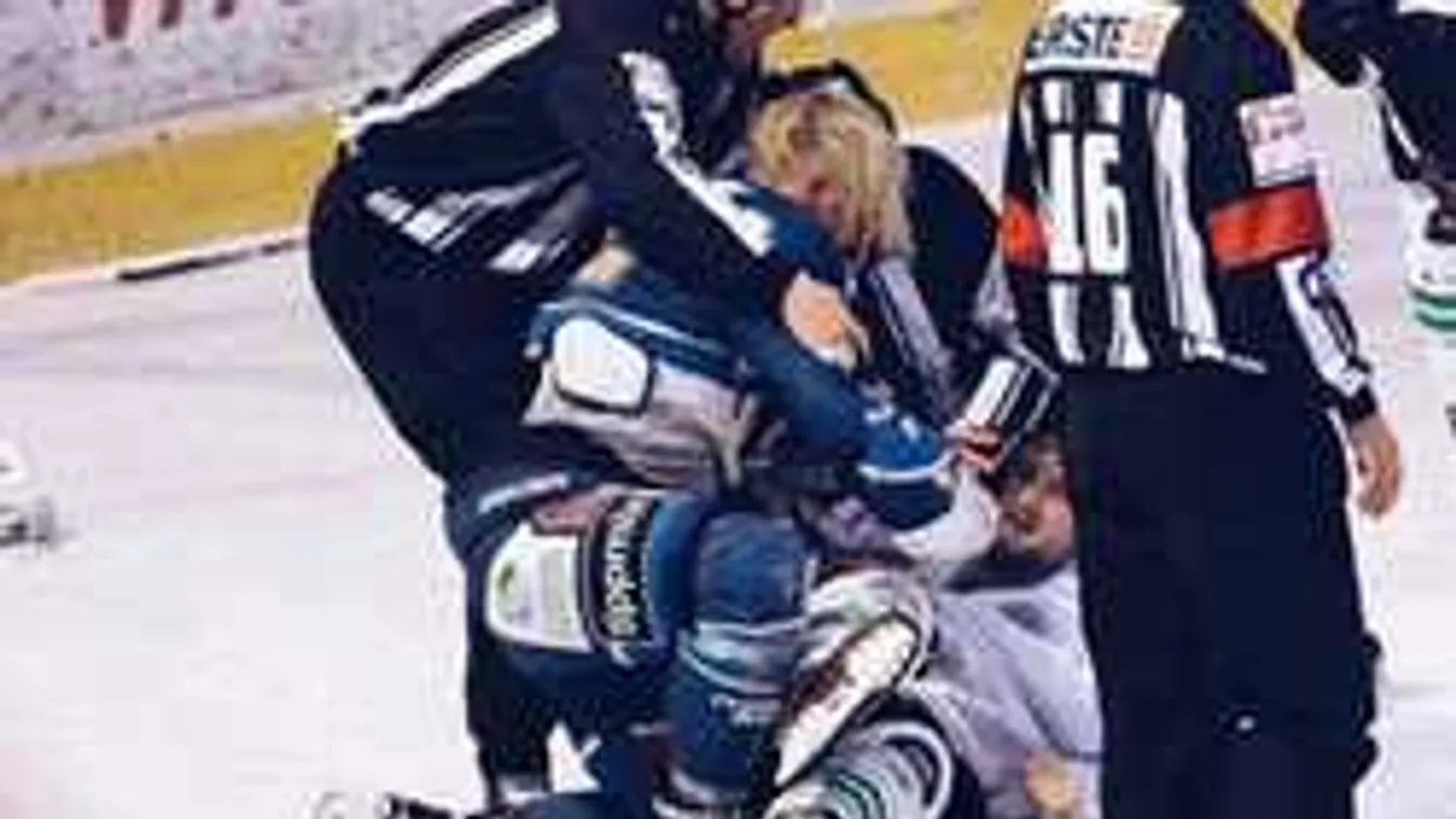 Itt az év bunyója, laposra verte ellenfelét a magyar hokis