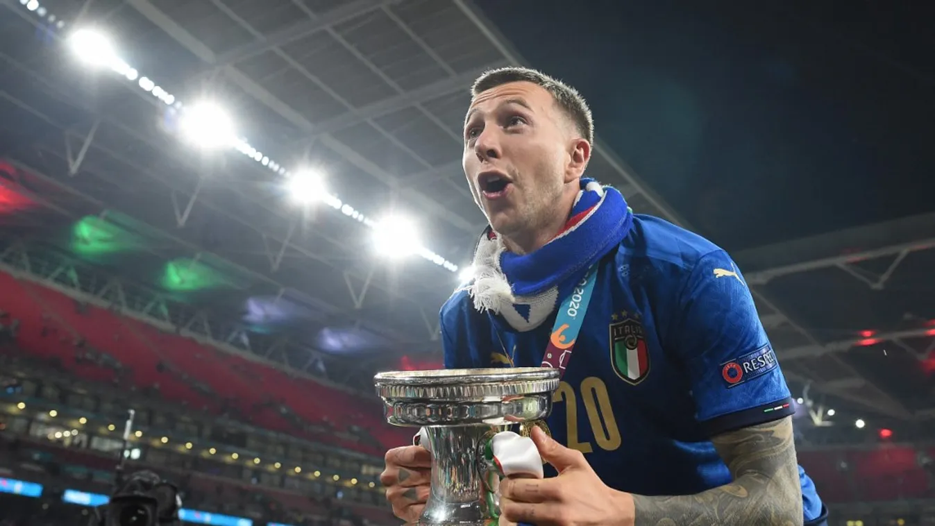 Vasárnap megnyerte, hétfőn megünnepelte az Eb-trófeát - másnap pedig óriásit bulizott az esküvőjén