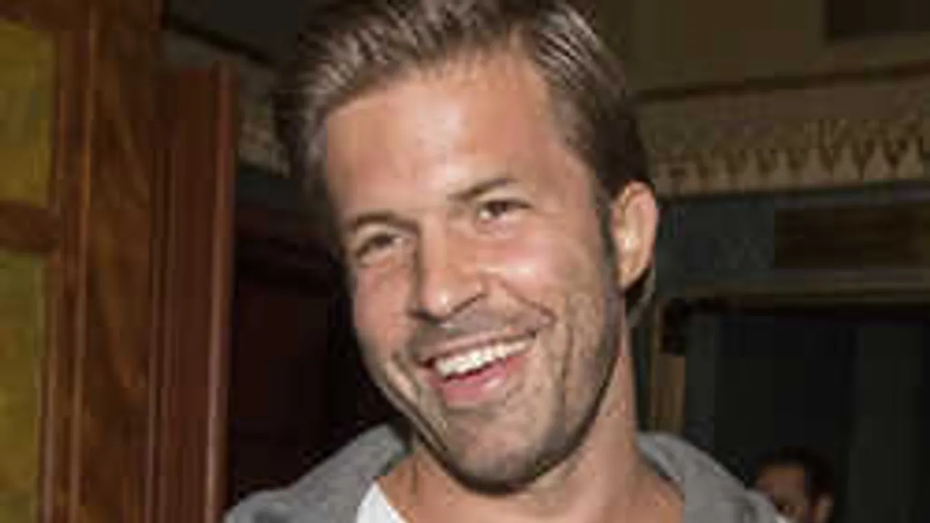 Ez durva, ragadozókkal úszott együtt Sebestyén Balázs és kisfia!