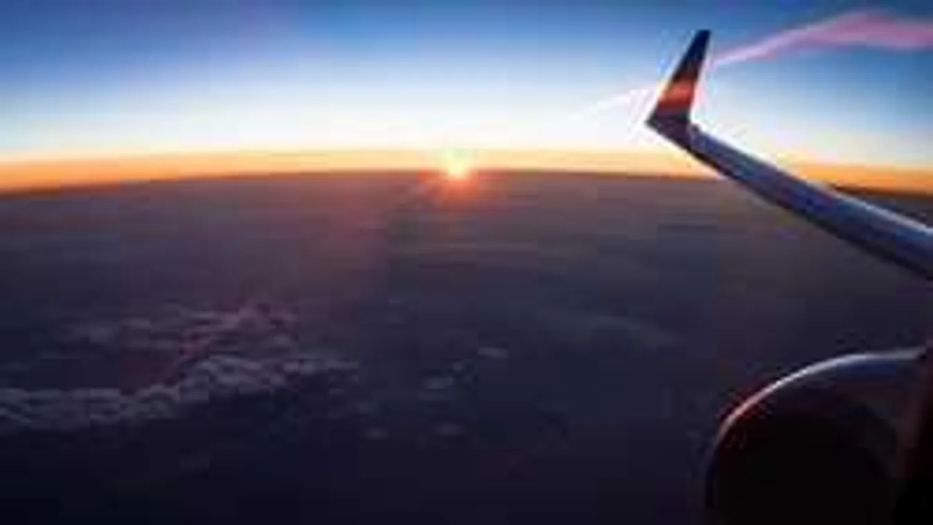 Kiakadtak az utasok: órákat váratták őket, mert eltűnt a pilóta