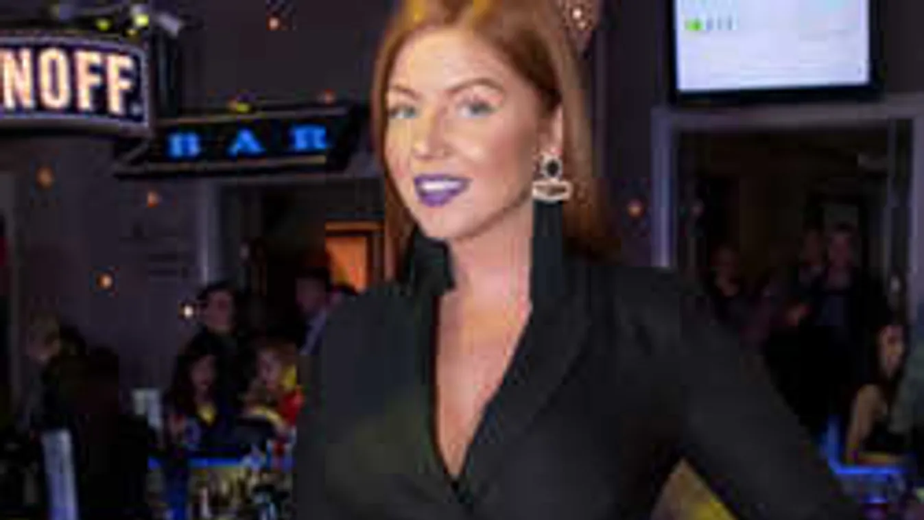 Õrjítő dekoltázst villantott Tolvai Reni, ezt látnod kell