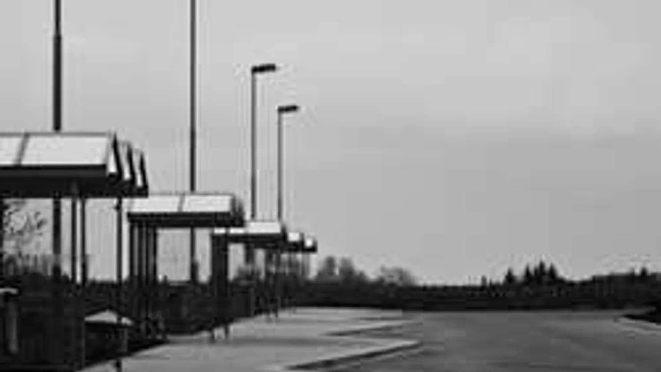 Most érkezett: buszmegállóban várakozó gyerekek közé hajtott egy kocsi