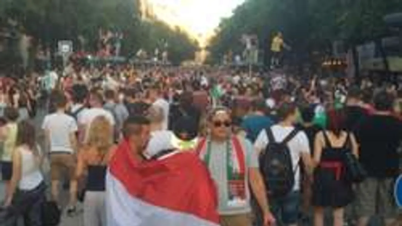 Így állította meg a szurkoló tömeg a Körúton a villamost! - Videó!