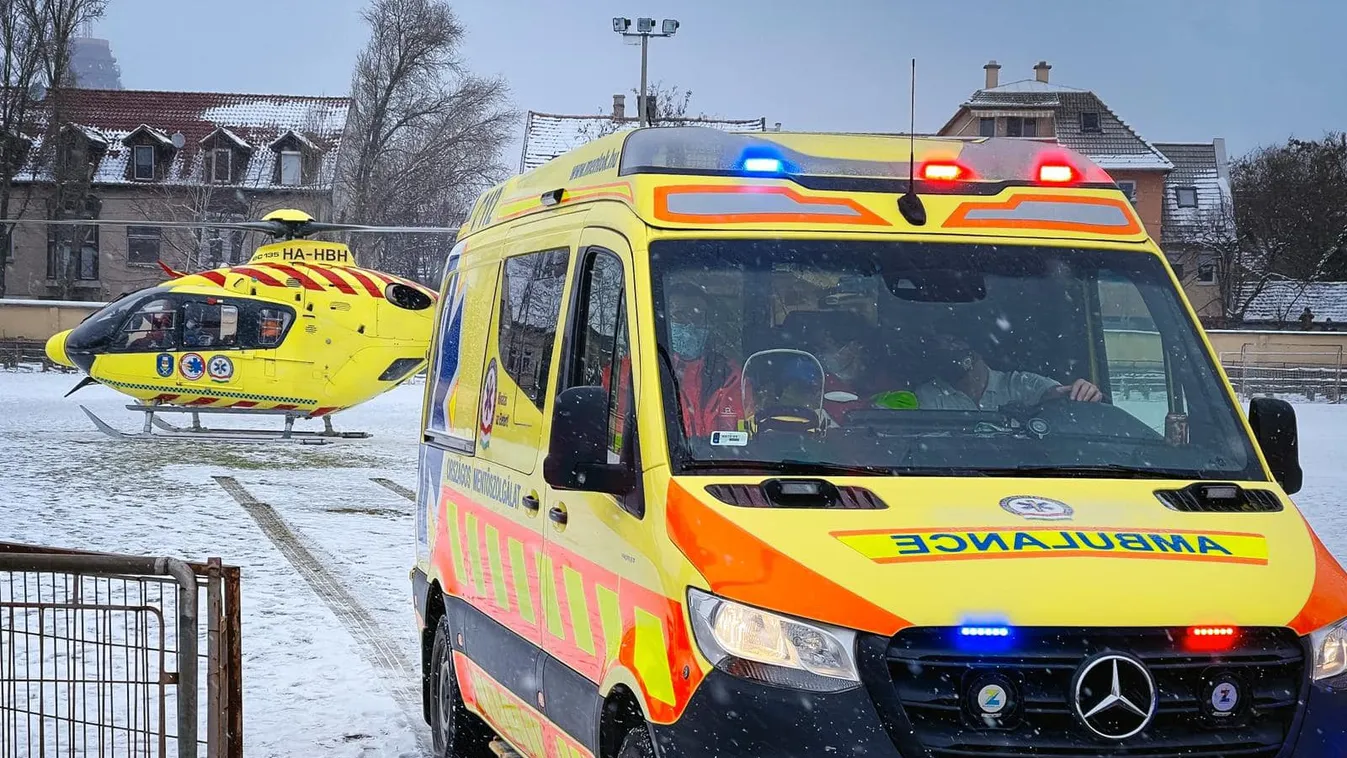 Mentőhelikoptert riasztottak: fia talált rá eszméletlen édesanyjára