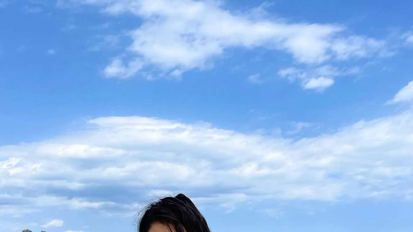 Széttárt combok és csupasz alma mellek, levetkőzött a szemérmetlen tornászlány