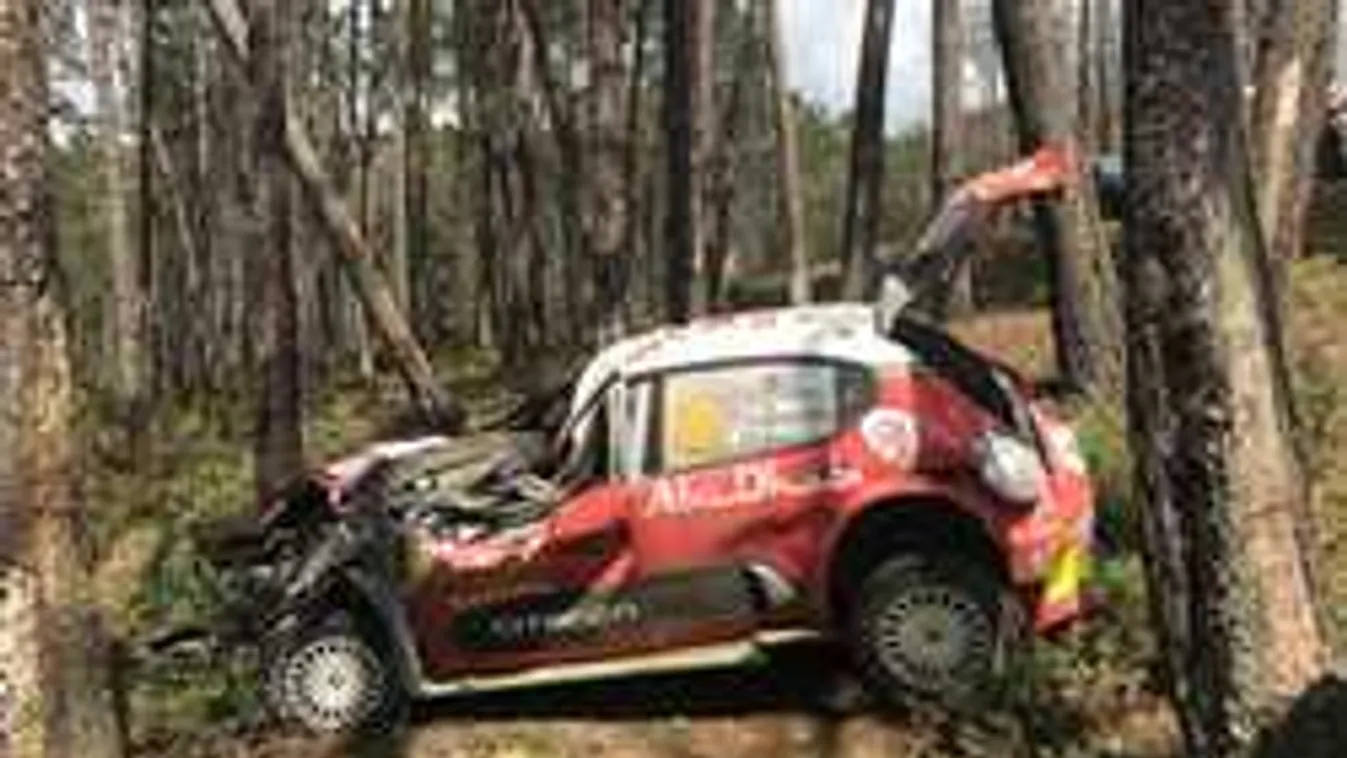 Lezuhantak az útról, a fák közé vágódtak a kocsival