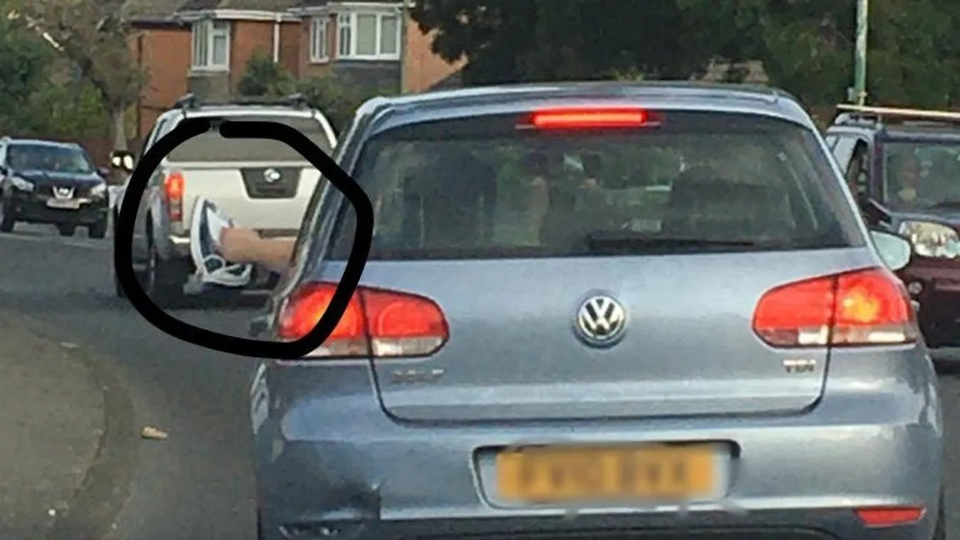 Hihetetlen: forró vasalót lógattak ki egy mozgó kocsi ablakán – fotó