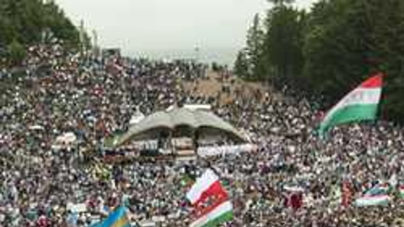 300 kilométert gyalogolnak, hogy megnézzék a pápát Csíksomlyón